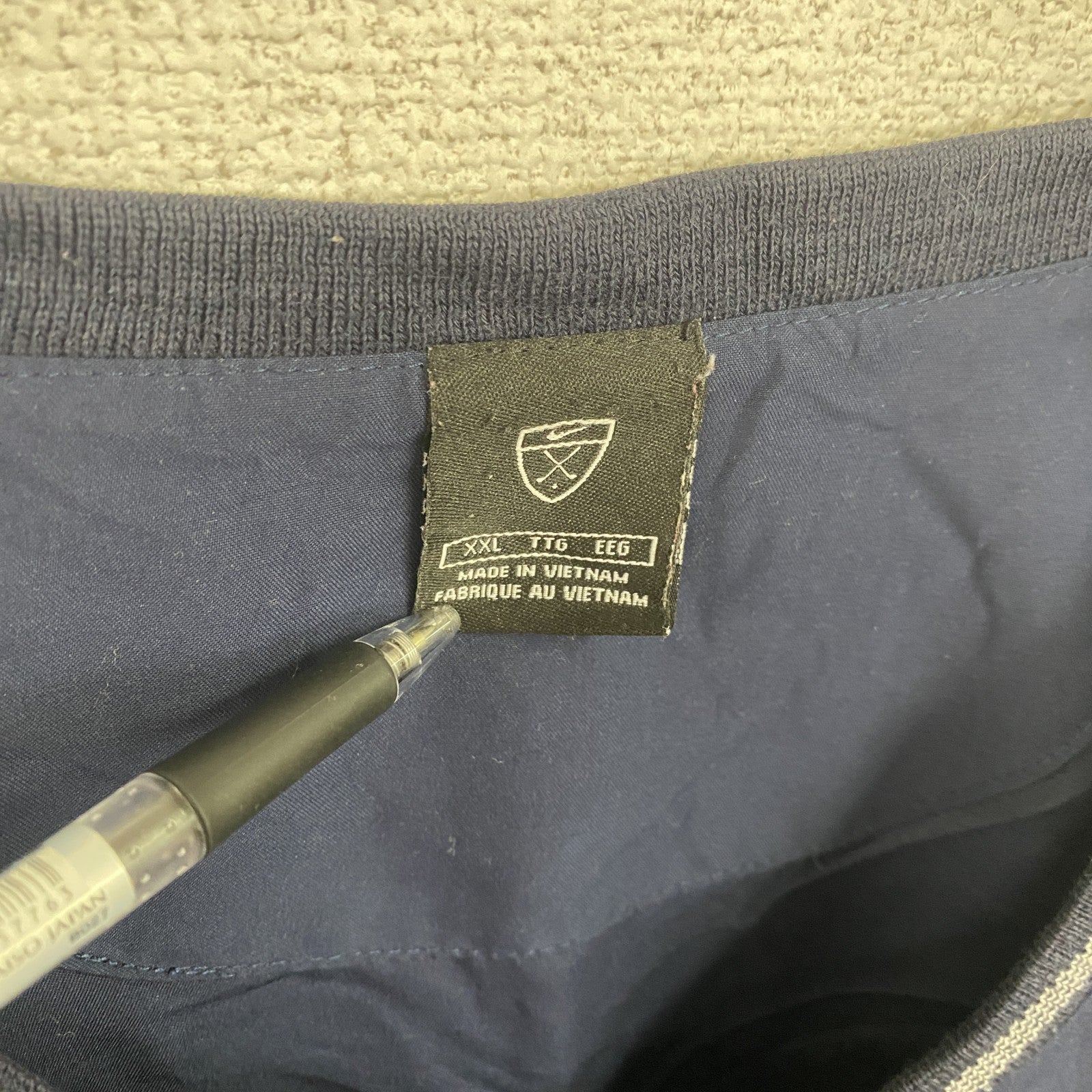 NIKE　ナイキ　ナイロンジャケット　プルオーバー　無地　刺繡ロゴ　紺　ネイビー　2XLサイズ
