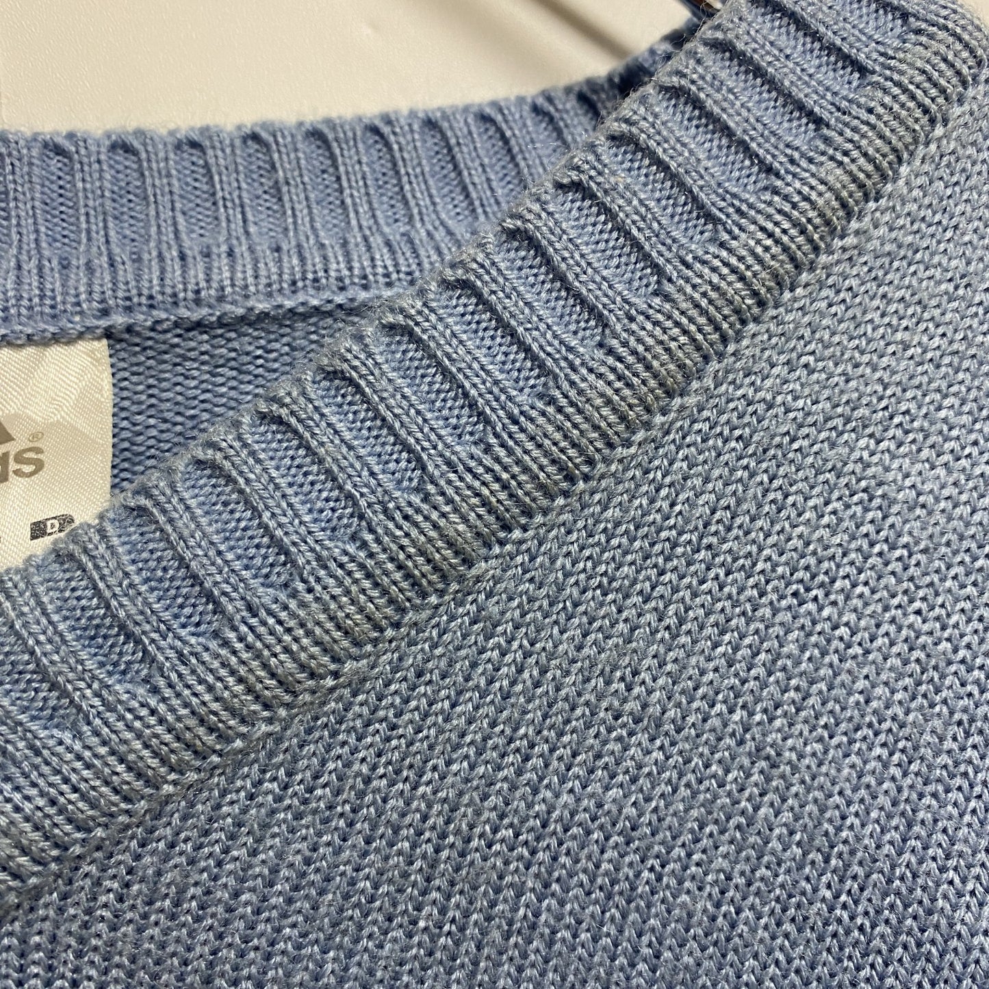 古着 used　adidas　アディダス　長袖Vネックニット　セーター　ワンポイント刺繡　水色　ライトブルー　秋冬服　Mサイズ