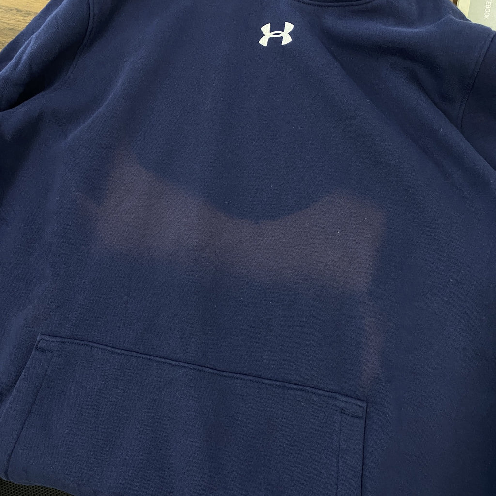 古着 used　UNDER ARMOUR　長袖ワンポイント刺繍パーカー　スウェットプルオーバー　紺　ネイビー　秋冬服　Lサイズ