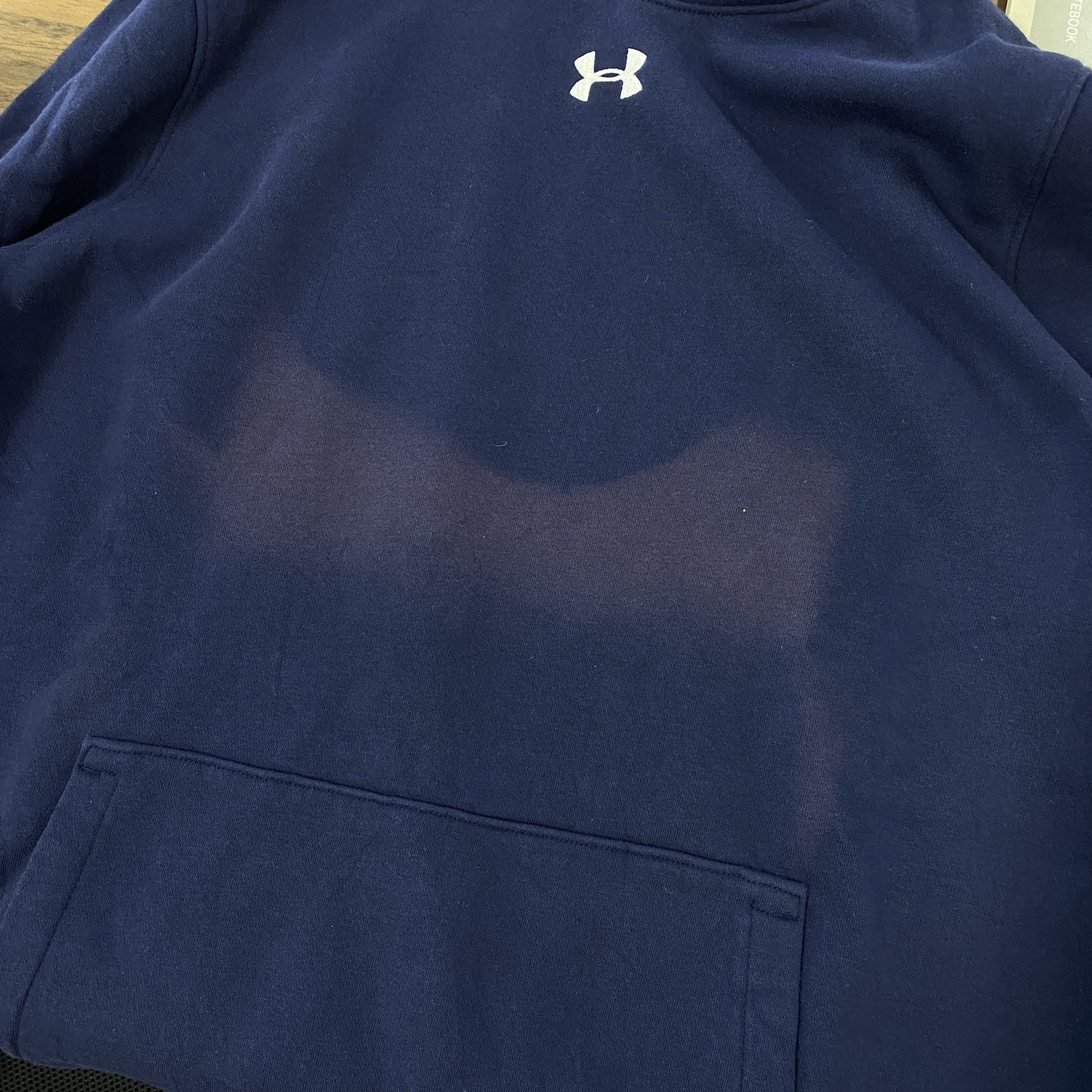 古着 used　UNDER ARMOUR　長袖ワンポイント刺繍パーカー　スウェットプルオーバー　紺　ネイビー　秋冬服　Lサイズ