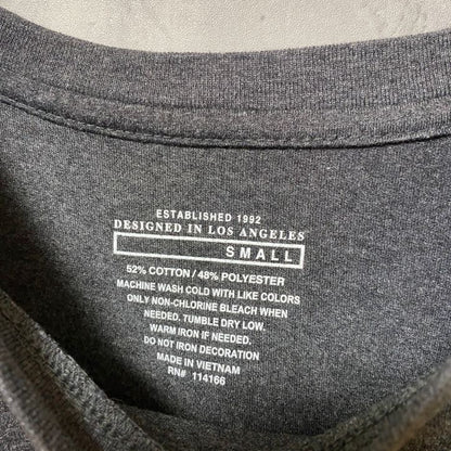 古着 used　サギノーバレー州立大学　半袖カレッジプリントTシャツ　ダークグレー　レトロデザイン　クルーネック　Sサイズ