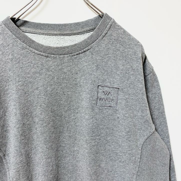 古着 used RVCA ルーカ　長袖ワンポイントロゴ刺繍スウェット　トレーナー　クルーネック　ノームコア　グレー　Mサイズ