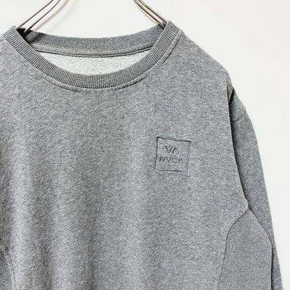 古着 used RVCA ルーカ　長袖ワンポイントロゴ刺繍スウェット　トレーナー　クルーネック　ノームコア　グレー　Mサイズ