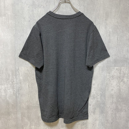 古着 used　サギノーバレー州立大学　半袖カレッジプリントTシャツ　ダークグレー　レトロデザイン　クルーネック　Sサイズ