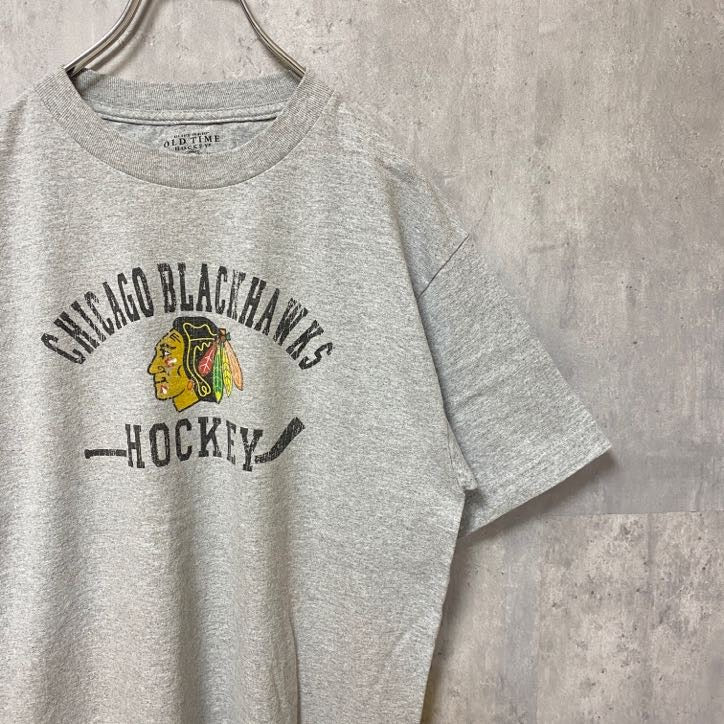 古着 used　NHL　Chicago Black Hawks　アイスホッケー　半袖プリントTシャツ　グレー　スポーツ　レトロ