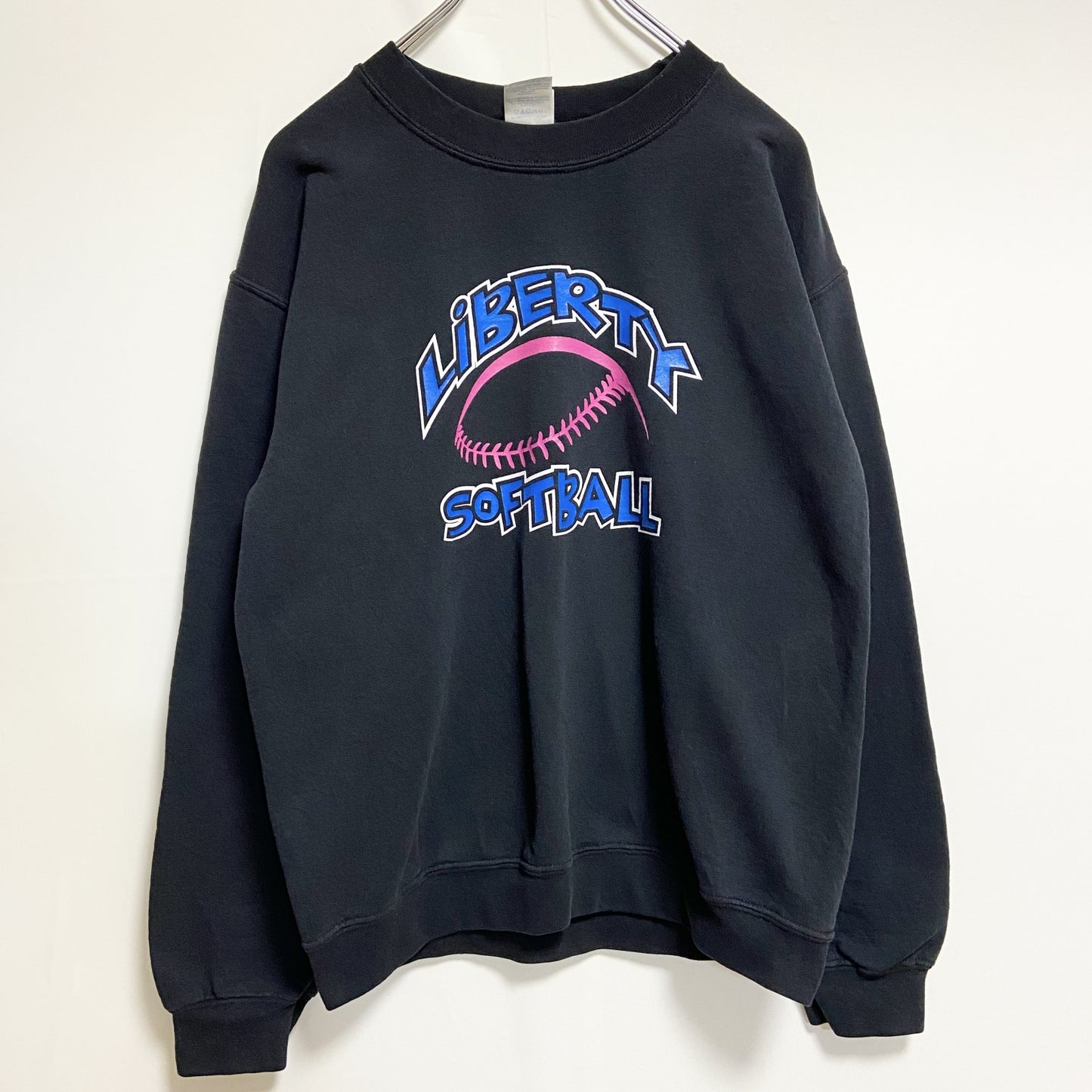 古着 used　GILDAN　ギルダン　長袖プリントスウェット　クルーネックトレーナー　ソフトボール　黒　レトロデザイン　Sサイズ
