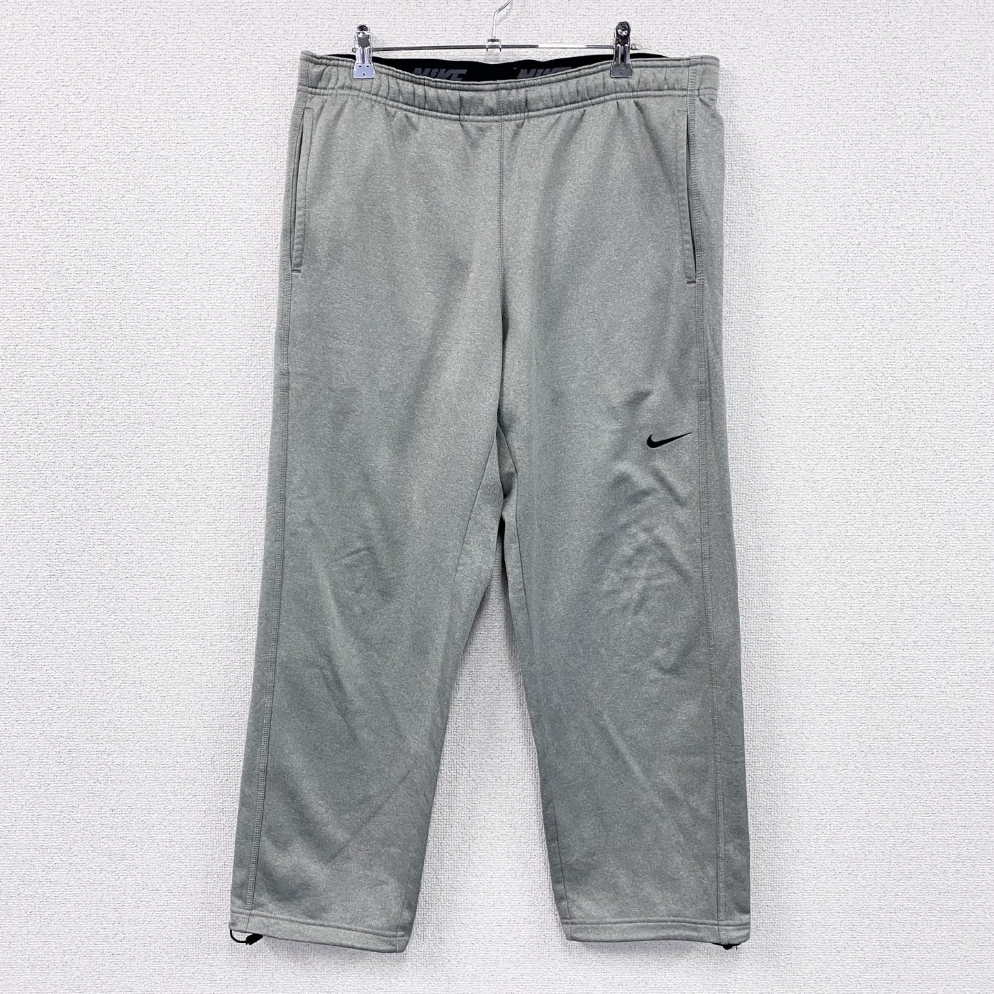 NIKE　ナイキ　THERMA-FIT　スウェットパンツ　ドロスト　スウッシュ　灰色　グレー　XLサイズ