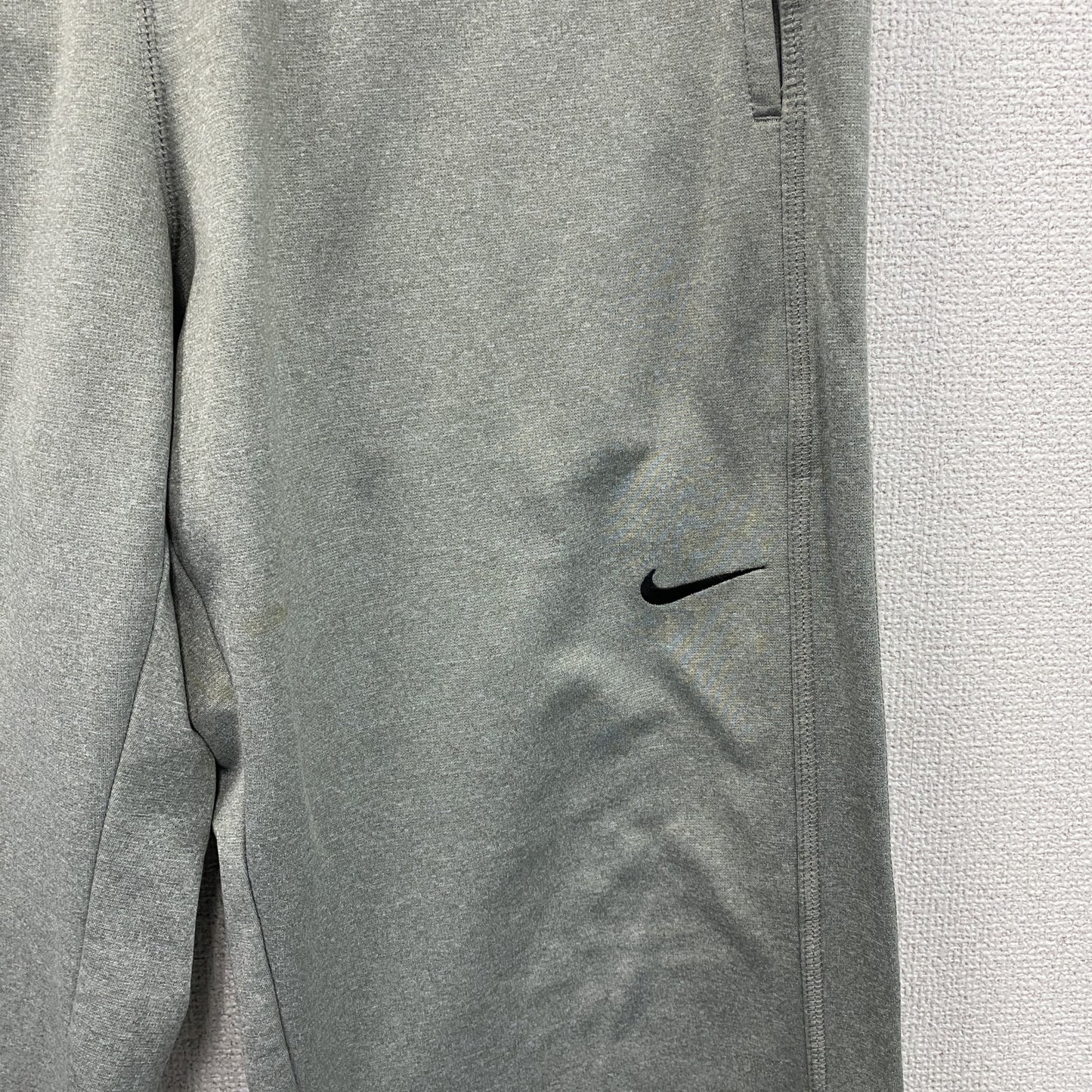 NIKE　ナイキ　THERMA-FIT　スウェットパンツ　ドロスト　スウッシュ　灰色　グレー　XLサイズ