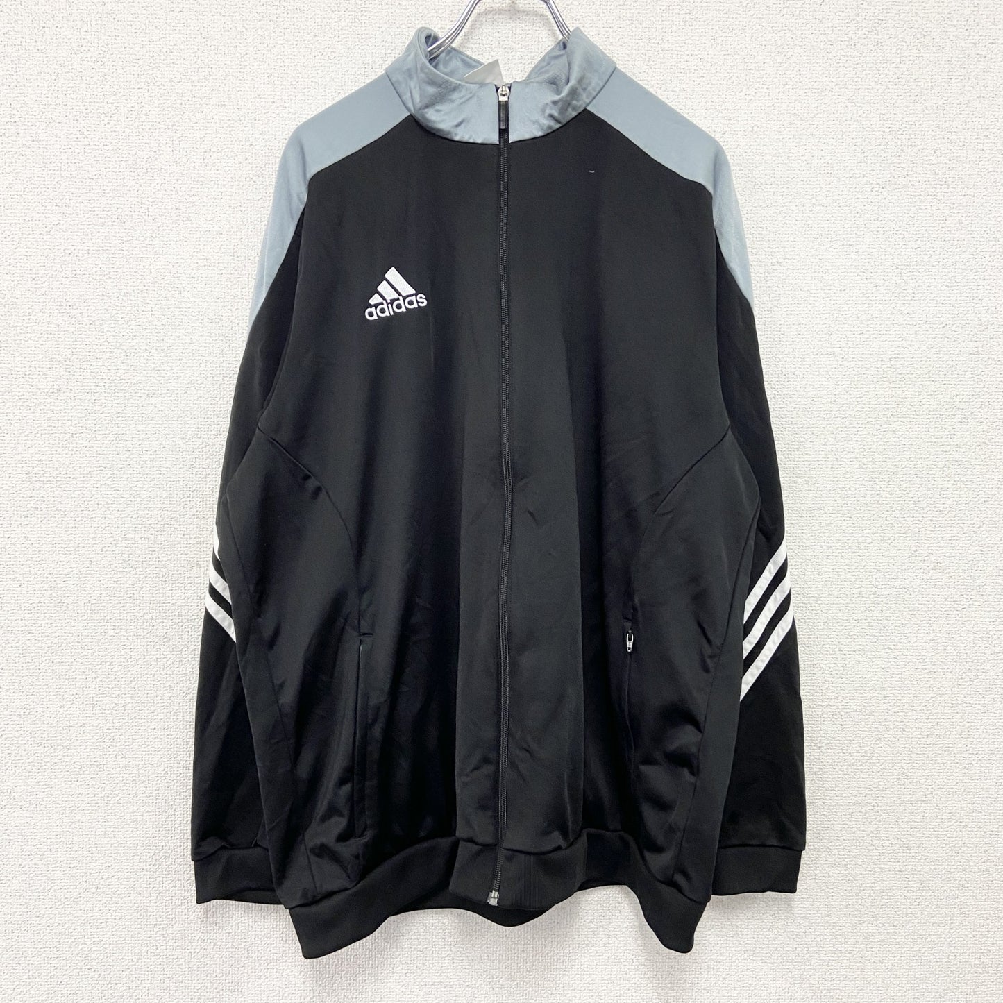 adidas　アディダス　トラックジャケット/ジャージ　パフォーマンスロゴ　デカロゴ　黒　ブラック　2XLサイズ
