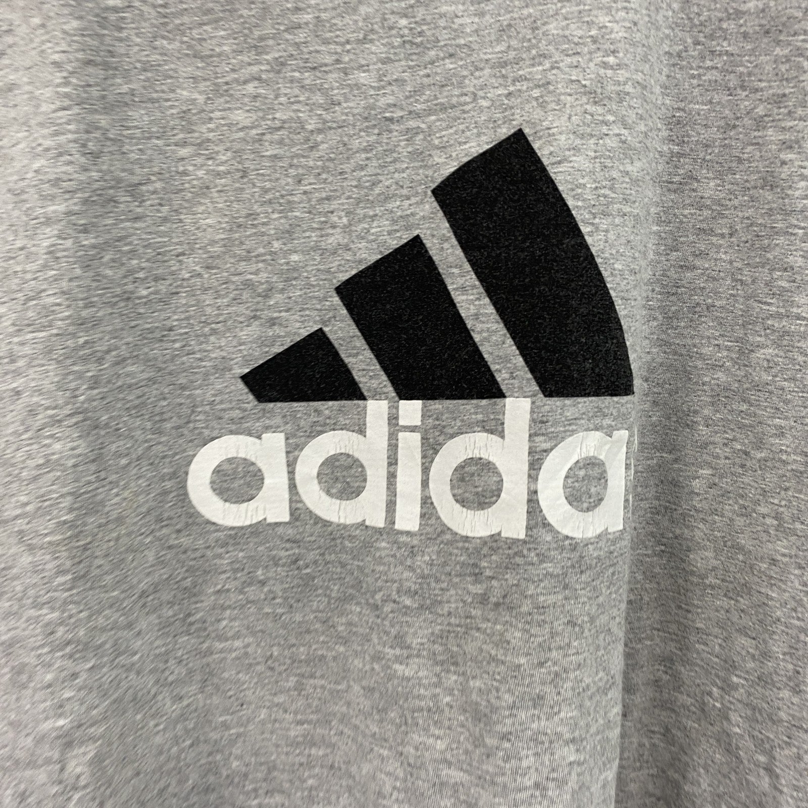 adidas　アディダス　半袖プリントTシャツ　パフォーマンスロゴ　灰色　グレー　2Xサイズ