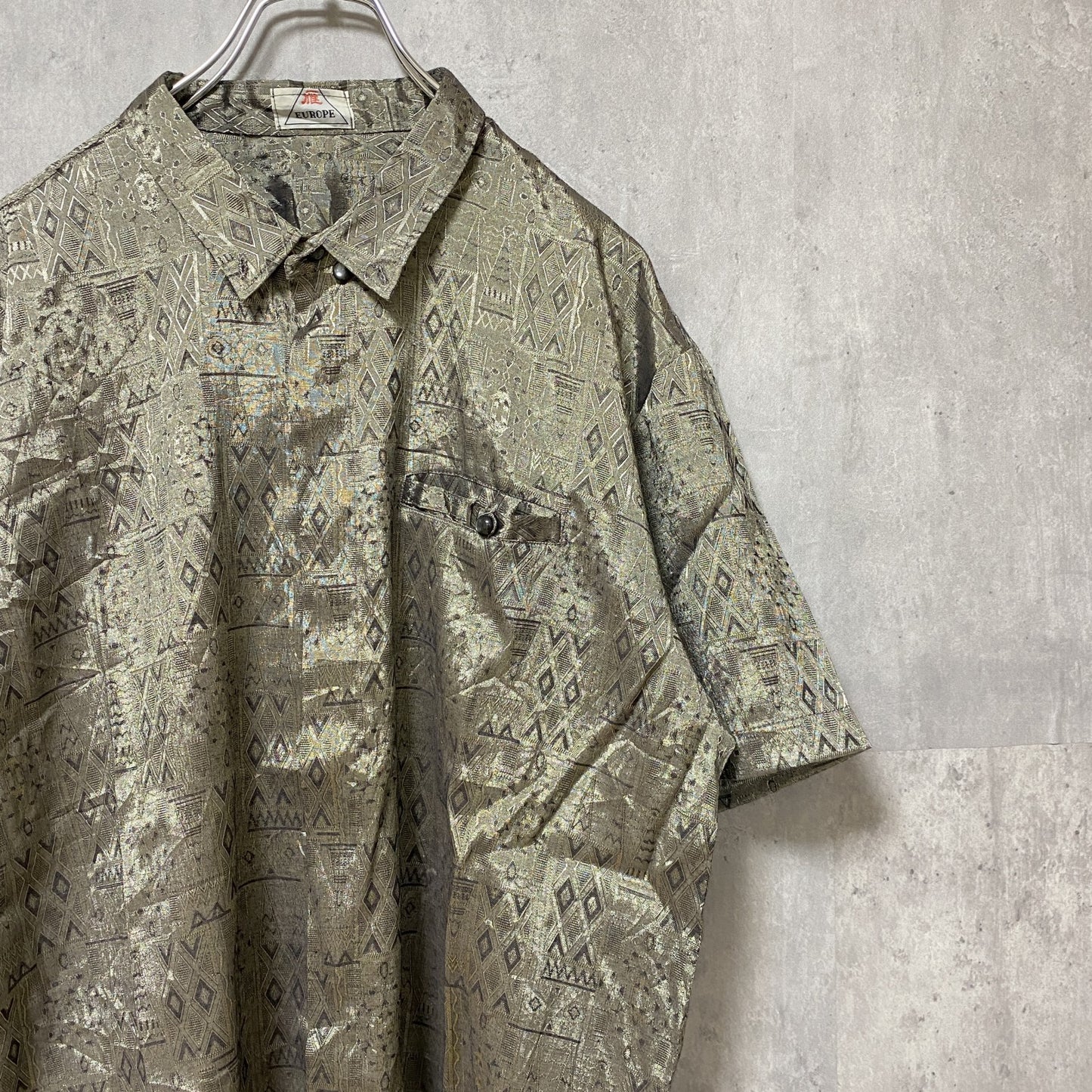 古着 used　雁　EUROPE　半袖総柄シャツ　幾何学模様　ネイティブ柄　光沢感　奇抜　個性的　レトロ