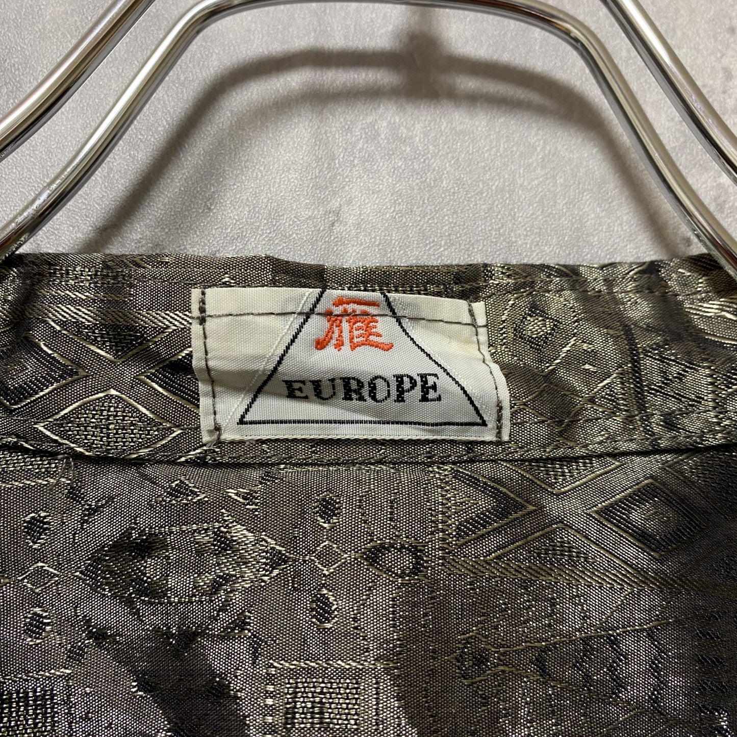 古着 used　雁　EUROPE　半袖総柄シャツ　幾何学模様　ネイティブ柄　光沢感　奇抜　個性的　レトロ