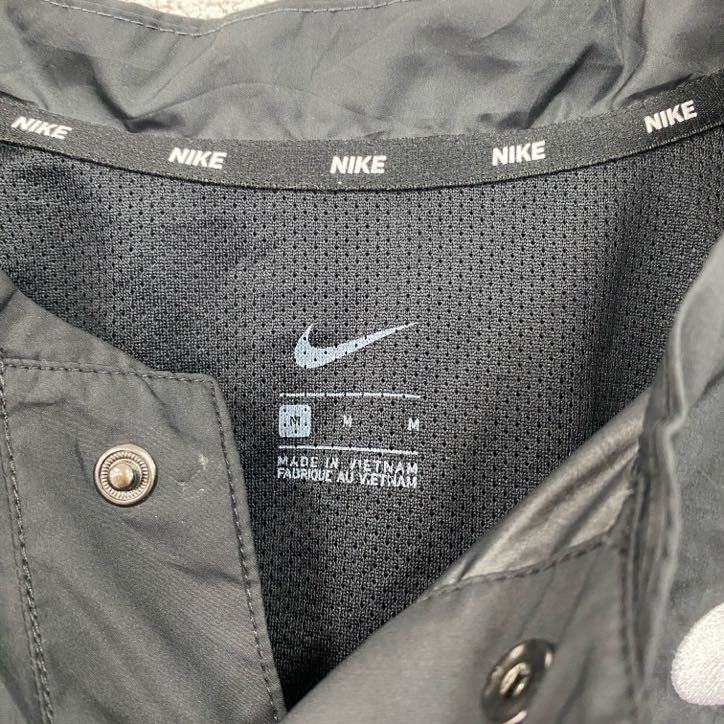 NIKE　ナイキ　半袖ナイロンプルオーバー　黒　ブラック　Mサイズ