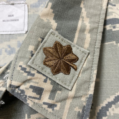 古着 used　US AIR FORCE　長袖刺繍ミリタリージャケット　デジタルカモ柄　迷彩柄　カーキ　軍物　XLサイズ