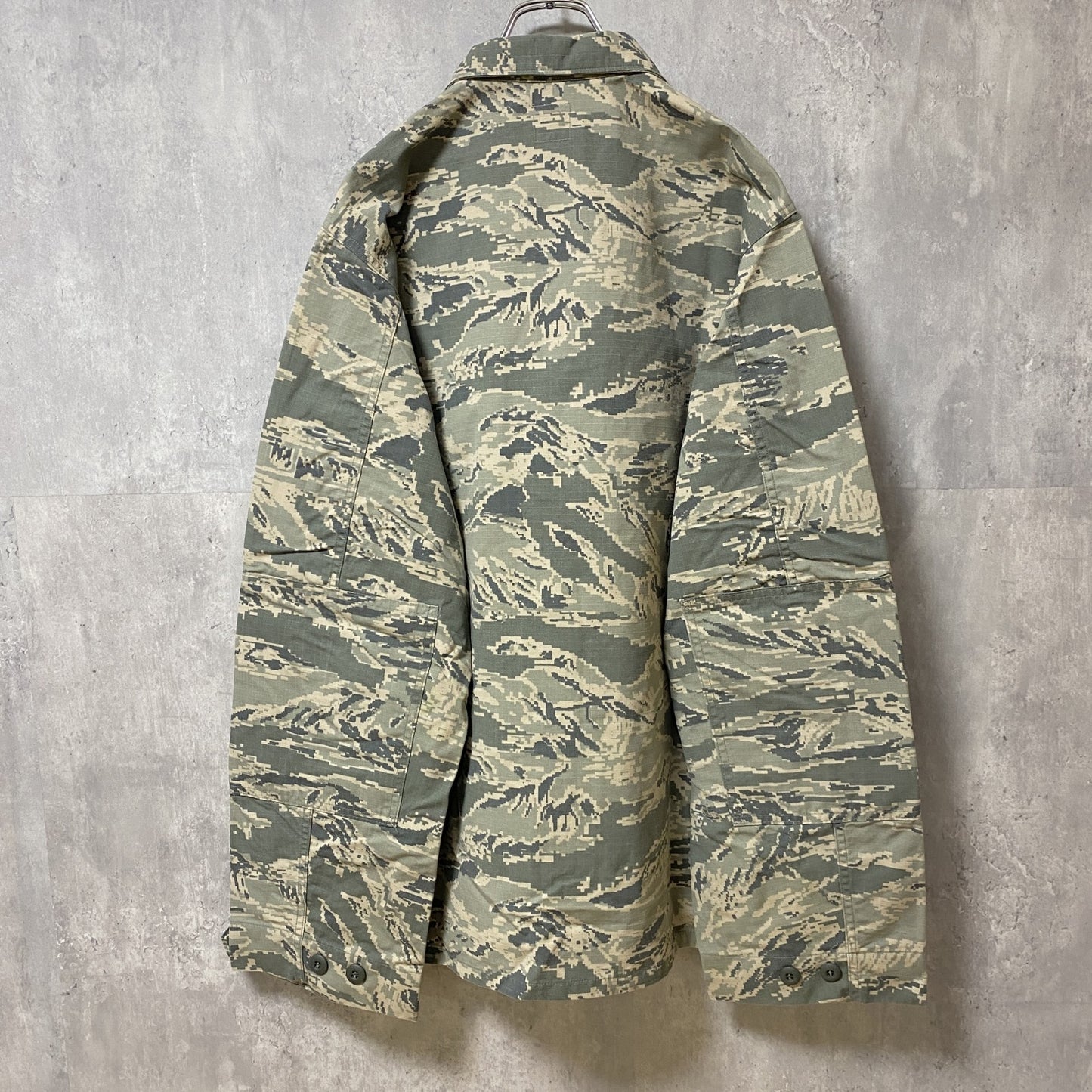 古着 used　US AIR FORCE　長袖刺繍ミリタリージャケット　デジタルカモ柄　迷彩柄　カーキ　軍物　XLサイズ