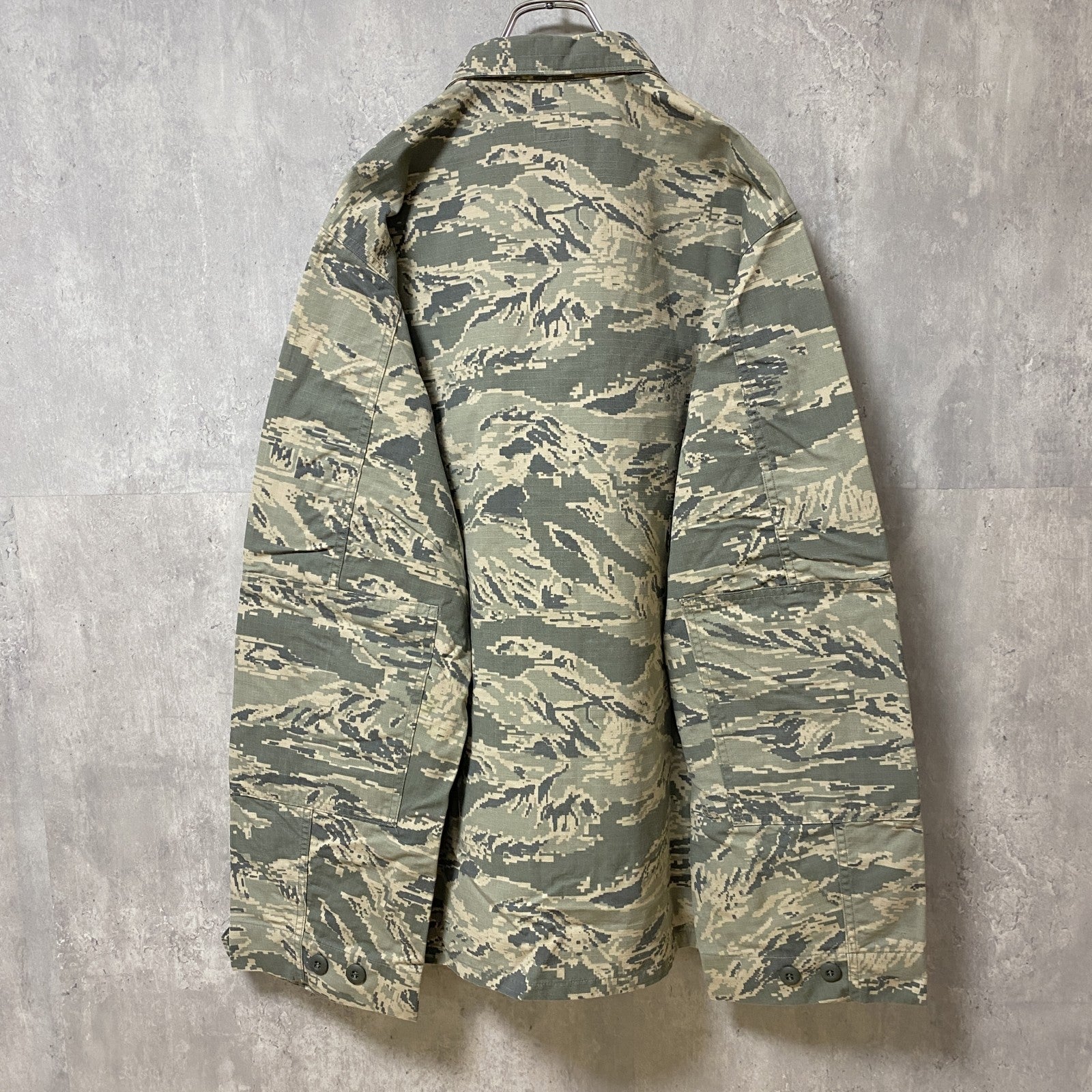 古着 used　US AIR FORCE　長袖刺繍ミリタリージャケット　デジタルカモ柄　迷彩柄　カーキ　軍物　XLサイズ