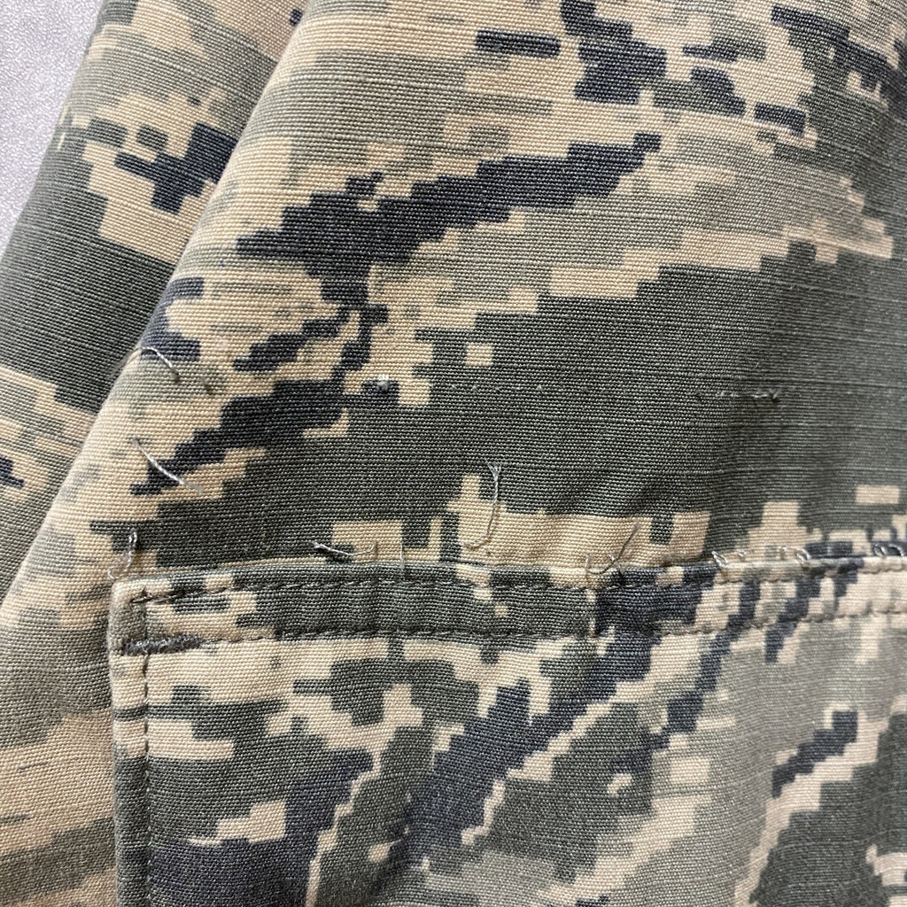 古着 used　US AIR FORCE　長袖刺繍ミリタリージャケット　デジタルカモ柄　迷彩柄　カーキ　軍物　XLサイズ