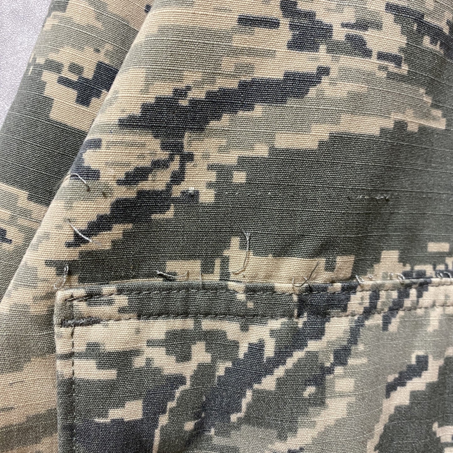 古着 used　US AIR FORCE　長袖刺繍ミリタリージャケット　デジタルカモ柄　迷彩柄　カーキ　軍物　XLサイズ