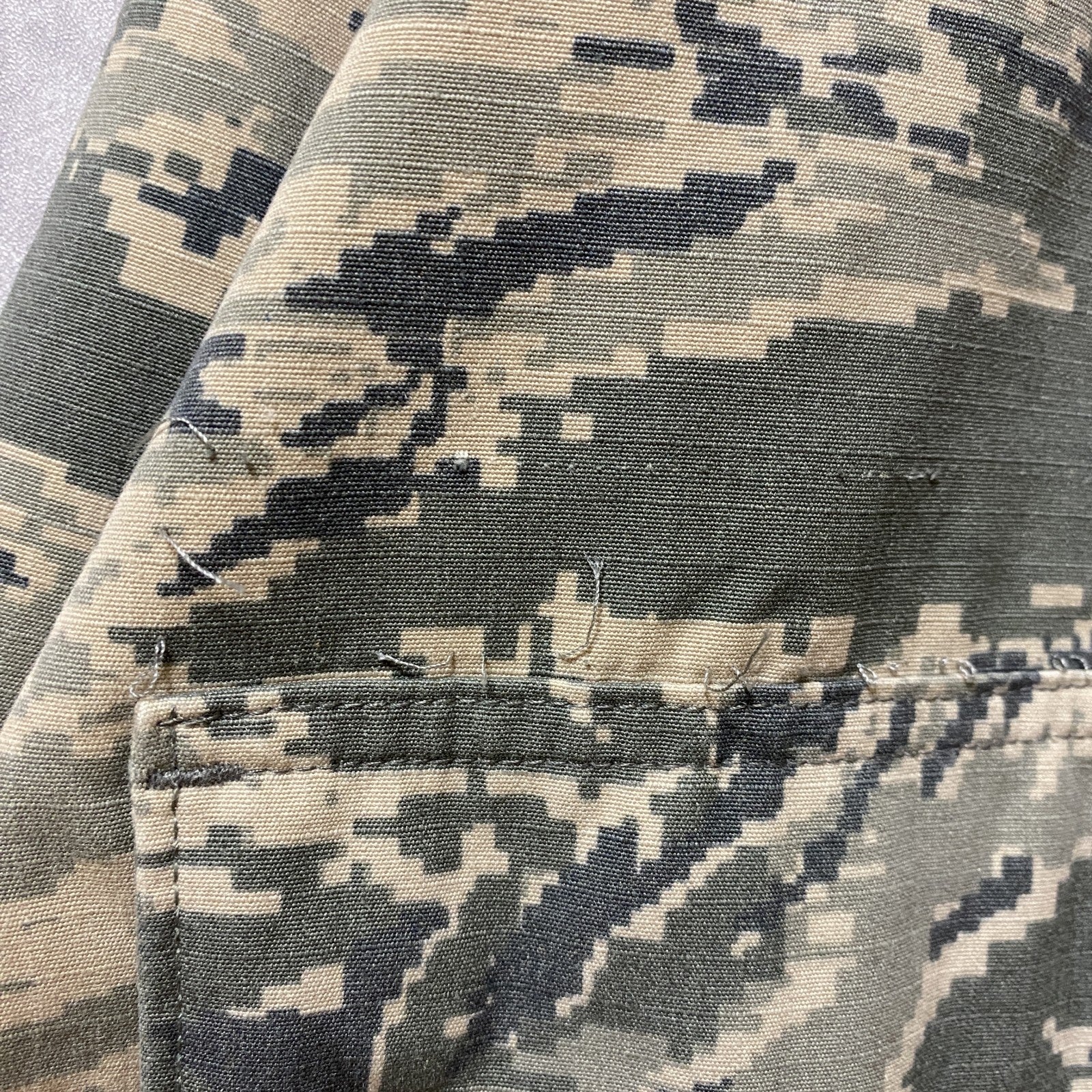 古着 used　US AIR FORCE　長袖刺繍ミリタリージャケット　デジタルカモ柄　迷彩柄　カーキ　軍物　XLサイズ
