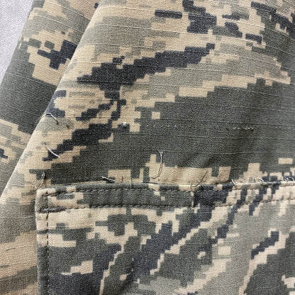 古着 used　US AIR FORCE　長袖刺繍ミリタリージャケット　デジタルカモ柄　迷彩柄　カーキ　軍物　XLサイズ
