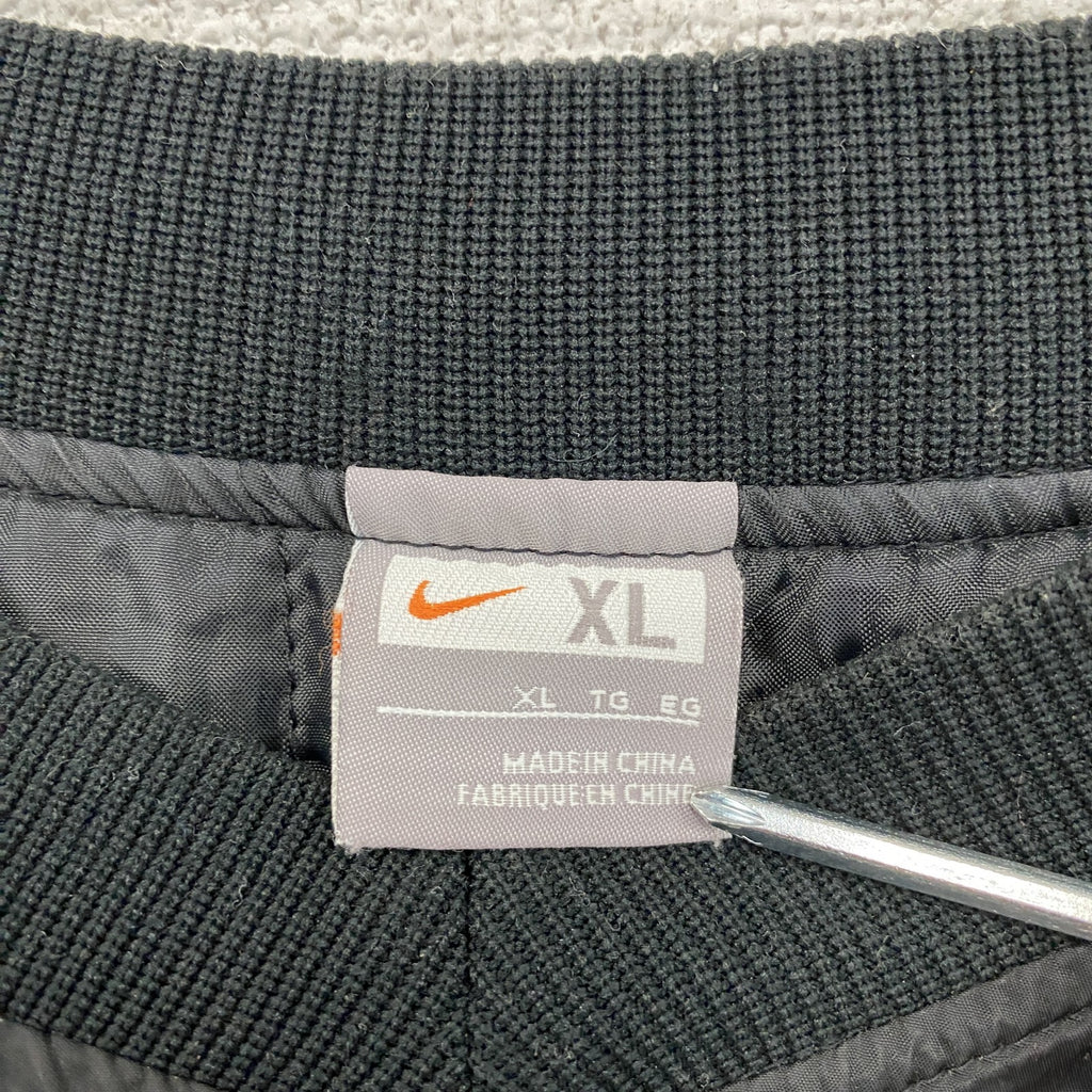 NIKE　ナイキ　プルオーバージャケット　ピステ　スウッシュ　デカロゴ　中綿入り　黒　ブラック　XLサイズ　