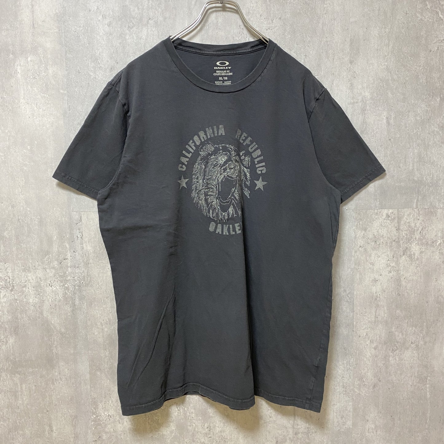 古着 used　OAKLEY　オークリー　半袖アニマル柄プリントTシャツ　黒　ブラック　レトロ　シンプル　XLサイズ