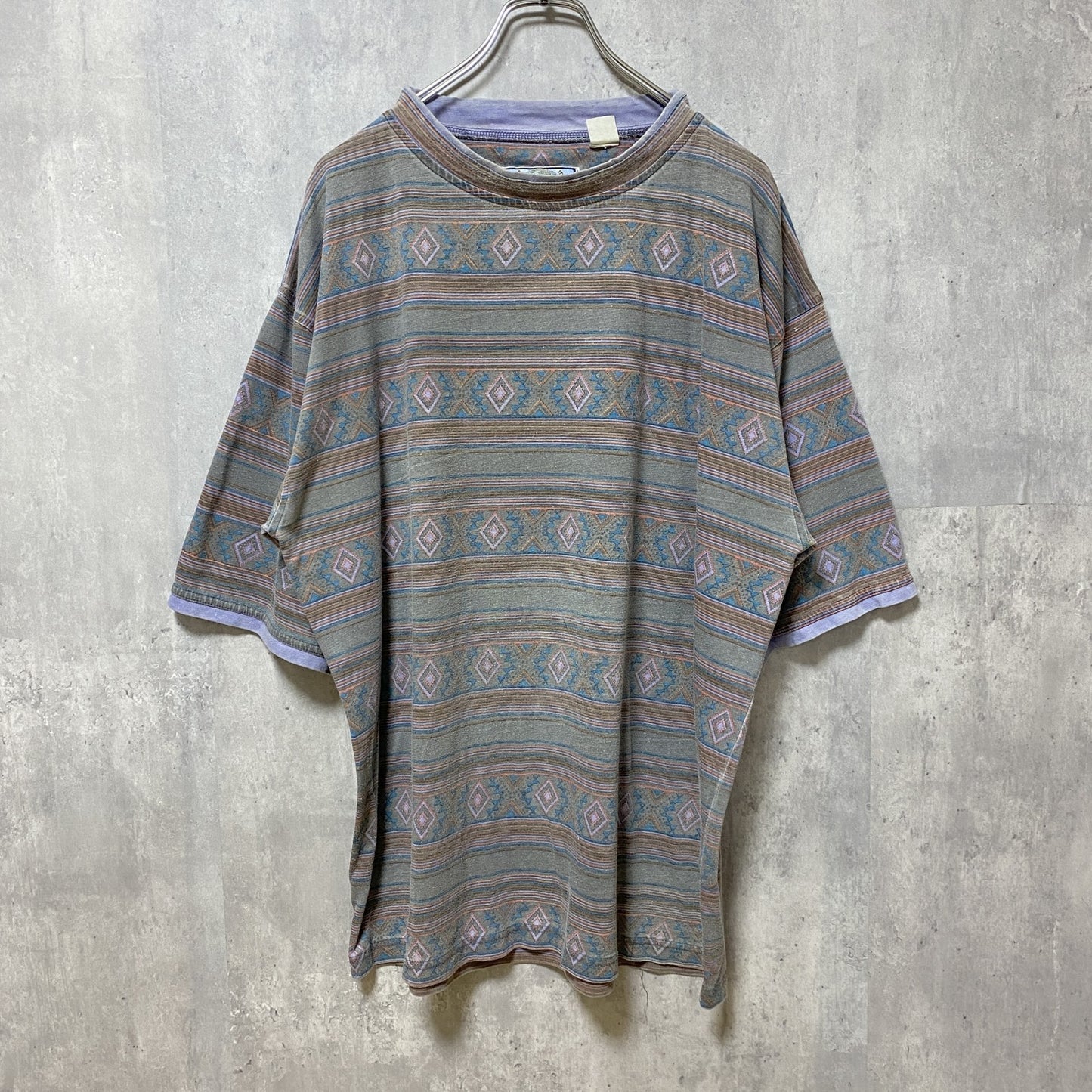 古着 used　SATURDAY　半袖総柄Tシャツ　幾何学模様　ネイティブ柄　レトロデザイン　ビックシルエット　オーバーサイズ