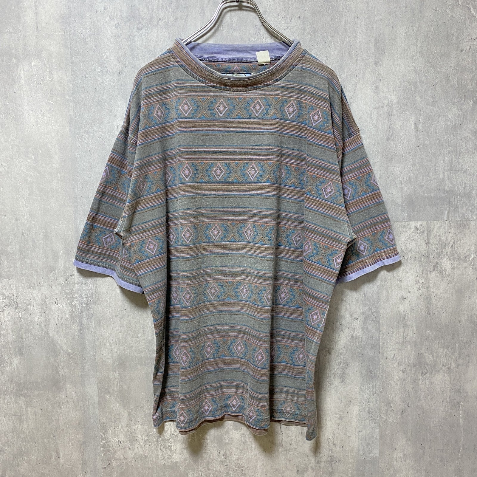 古着 used　SATURDAY　半袖総柄Tシャツ　幾何学模様　ネイティブ柄　レトロデザイン　ビックシルエット　オーバーサイズ