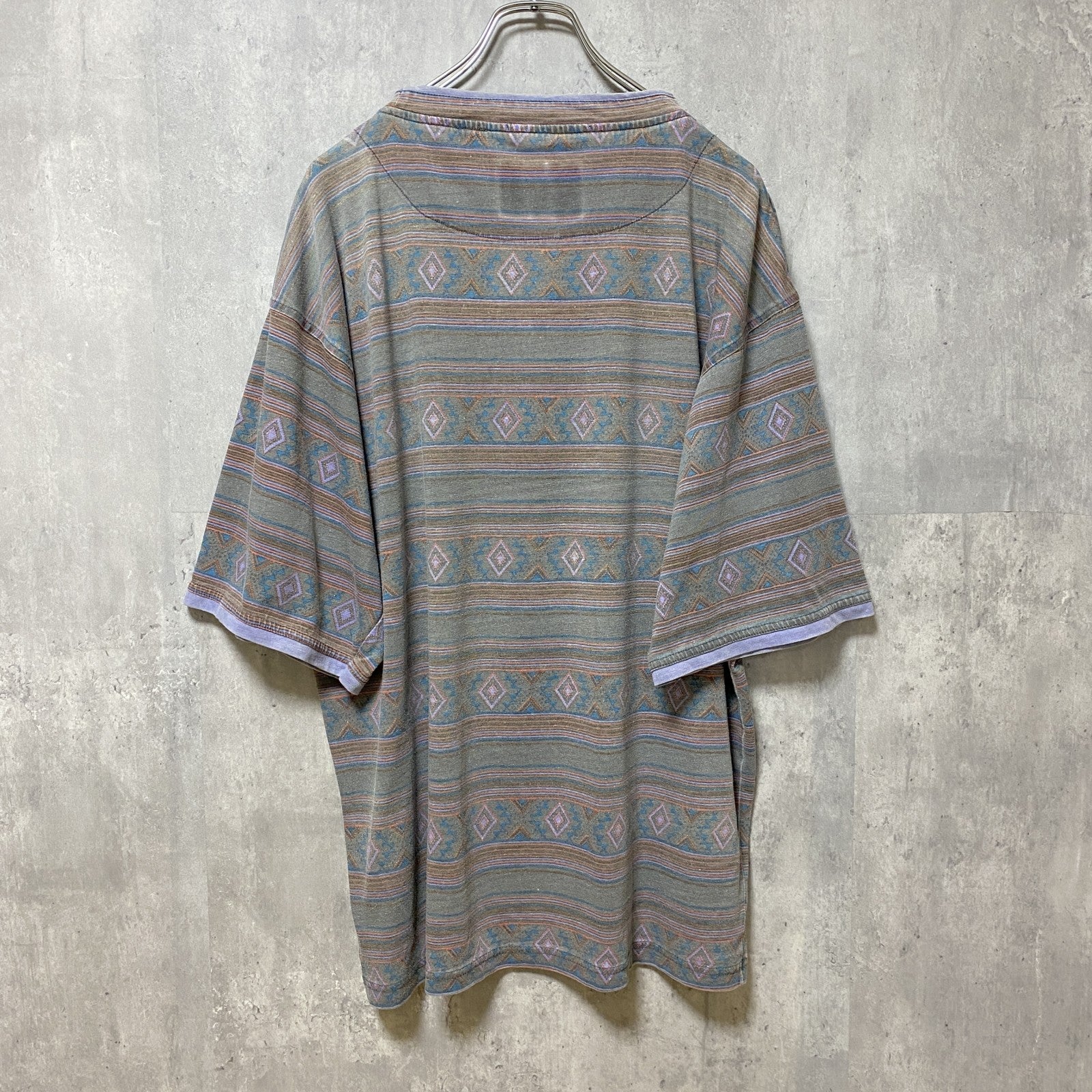 古着 used　SATURDAY　半袖総柄Tシャツ　幾何学模様　ネイティブ柄　レトロデザイン　ビックシルエット　オーバーサイズ