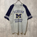 古着 used　MICHIGAN　WOLVERINES　ミシガン大学　半袖カレッジプリントTシャツ　ラグラン袖　スポーツ　グレー