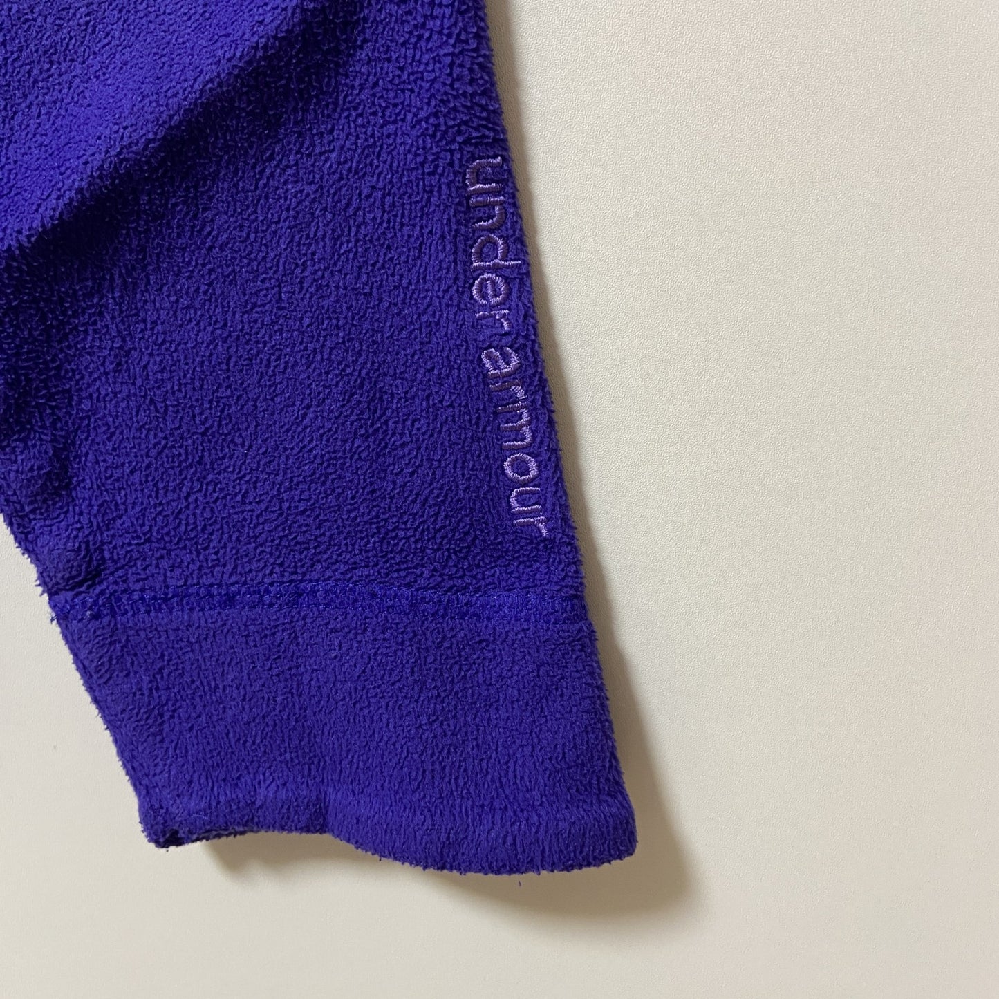 古着 used　UNDER ARMOUR アンダーアーマー　長袖ハーフジップフリースジャケット　紫　ロゴ刺繍 ハイネック　Mサイズ