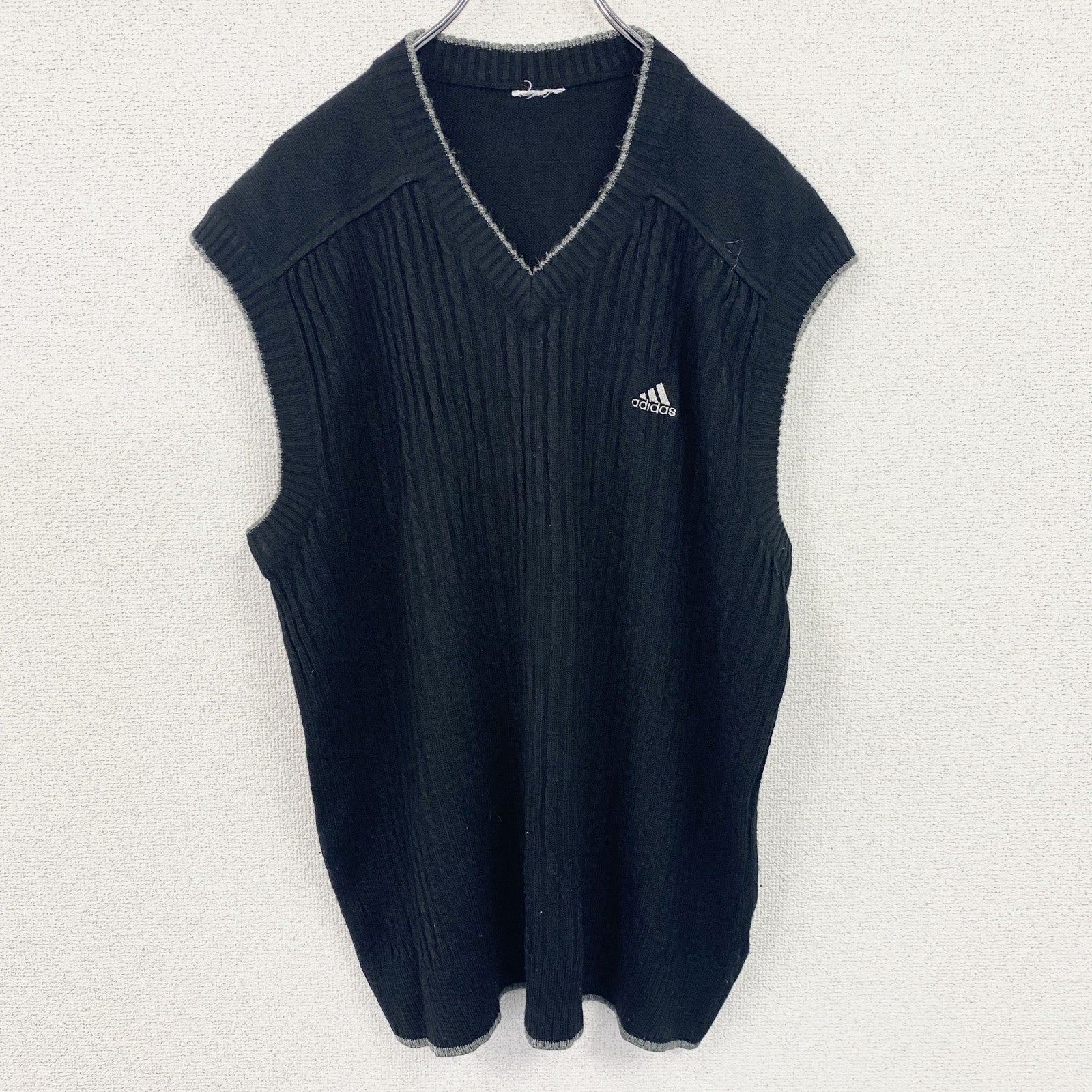 adidas　アディダス　アクリルニットベスト　Vネック　ワンポイント刺ロゴ　黒　ブラック