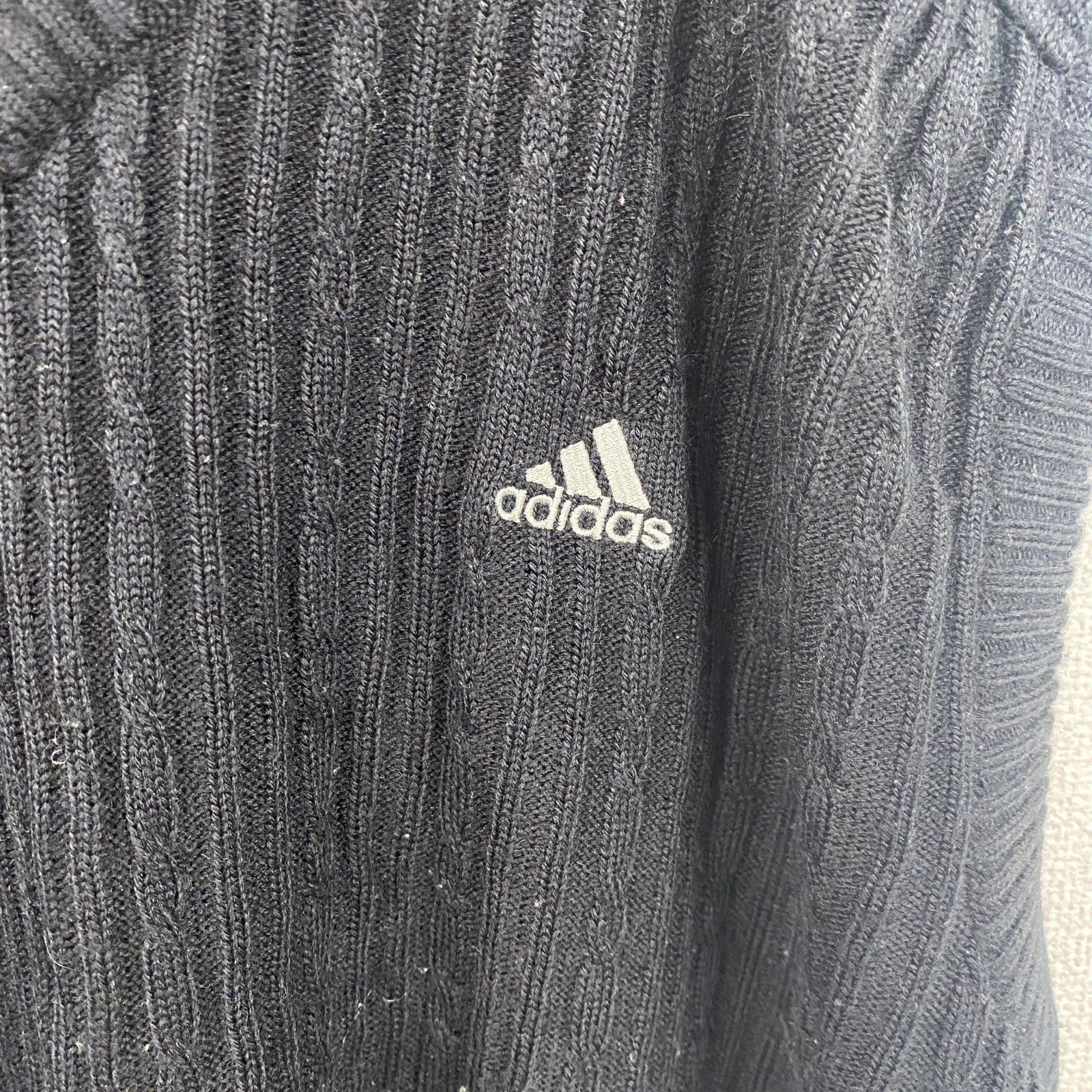 adidas　アディダス　アクリルニットベスト　Vネック　ワンポイント刺ロゴ　黒　ブラック