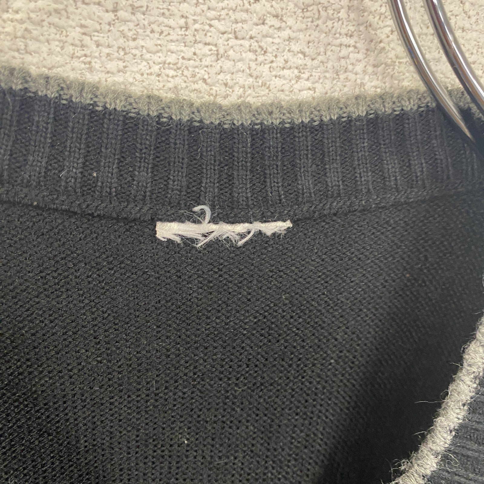 adidas　アディダス　アクリルニットベスト　Vネック　ワンポイント刺ロゴ　黒　ブラック