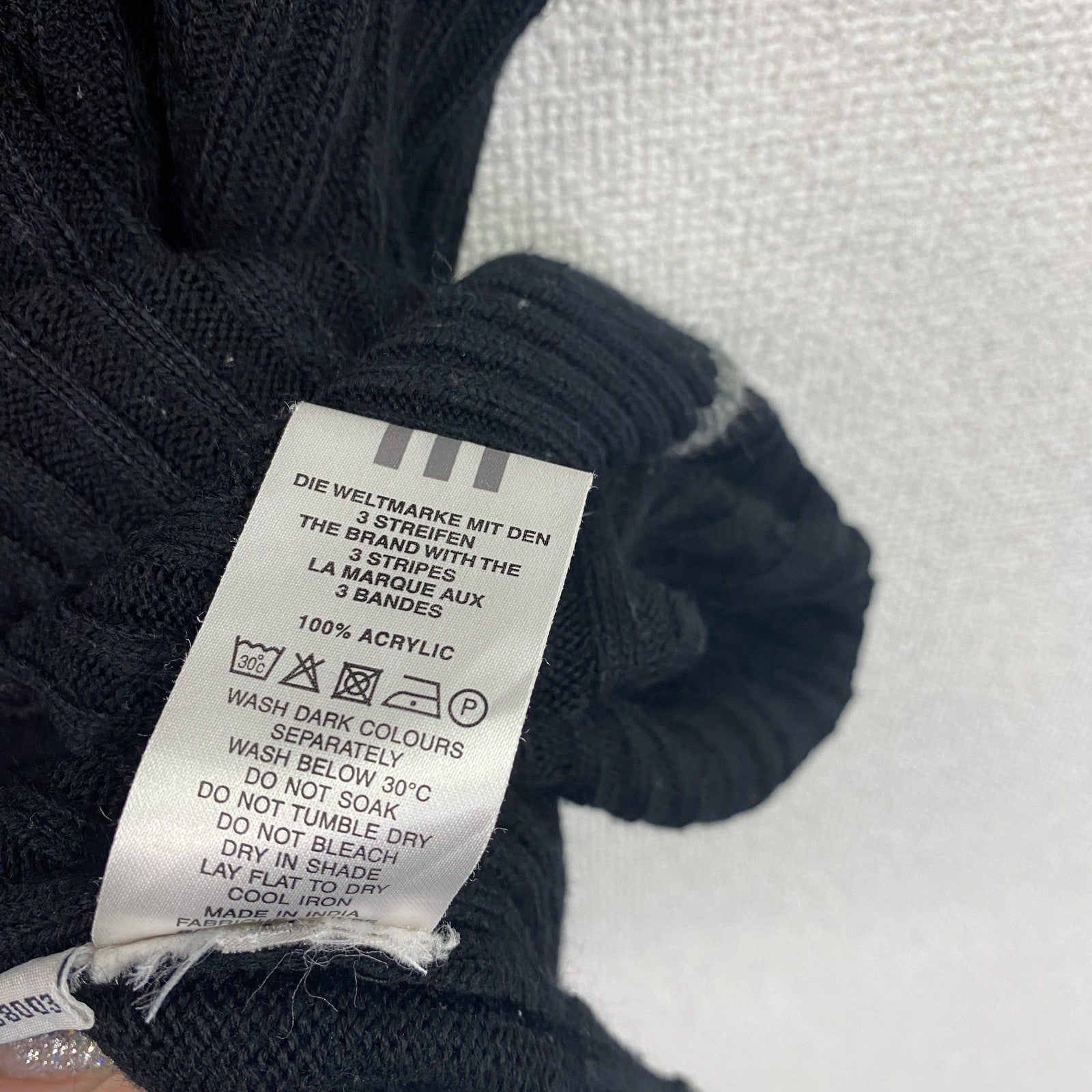 adidas　アディダス　アクリルニットベスト　Vネック　ワンポイント刺ロゴ　黒　ブラック