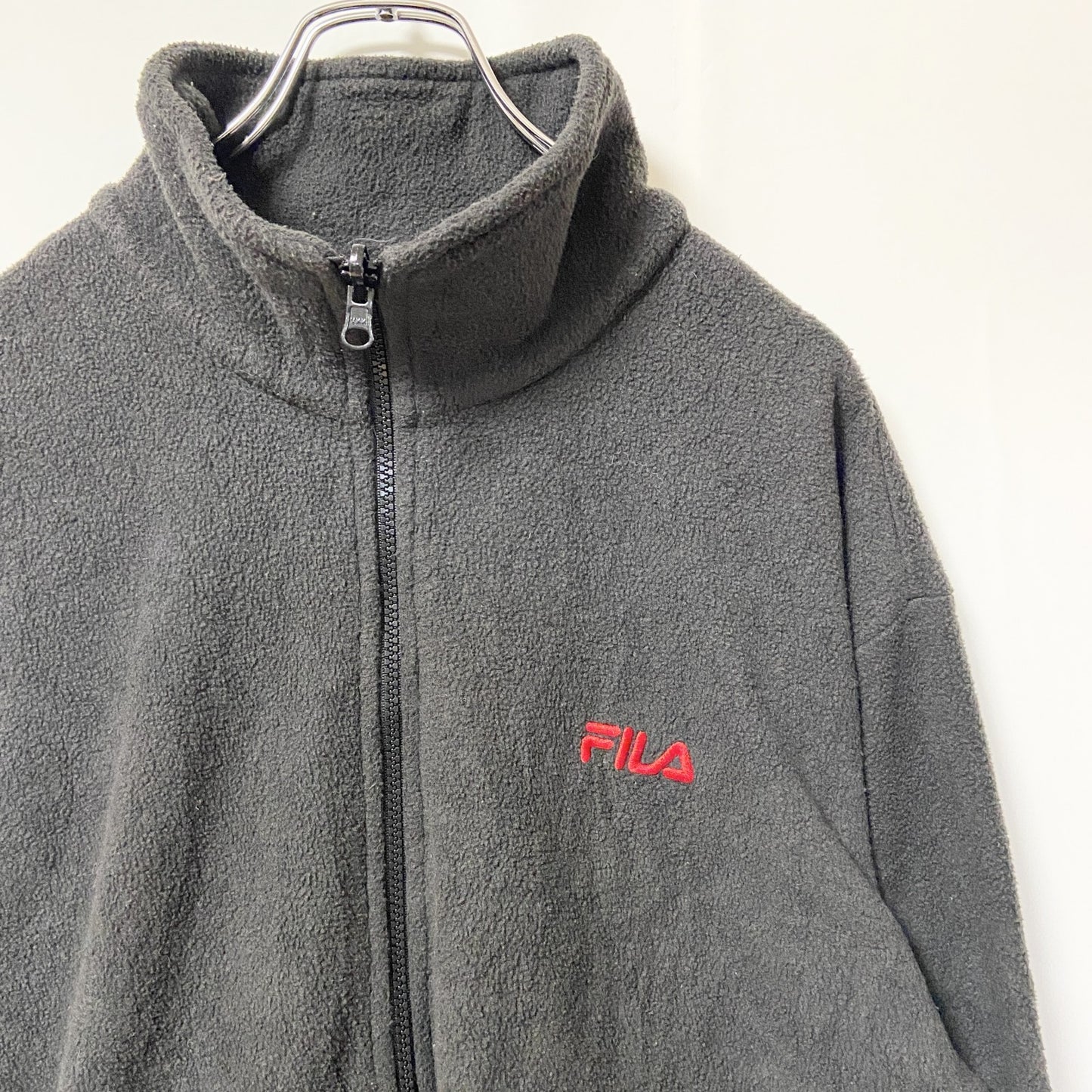 古着 used　FILA フィラ　長袖フルジップフリースジャケット　ダークグレー　ワンポイントロゴ刺　ハイネック　Lサイズ