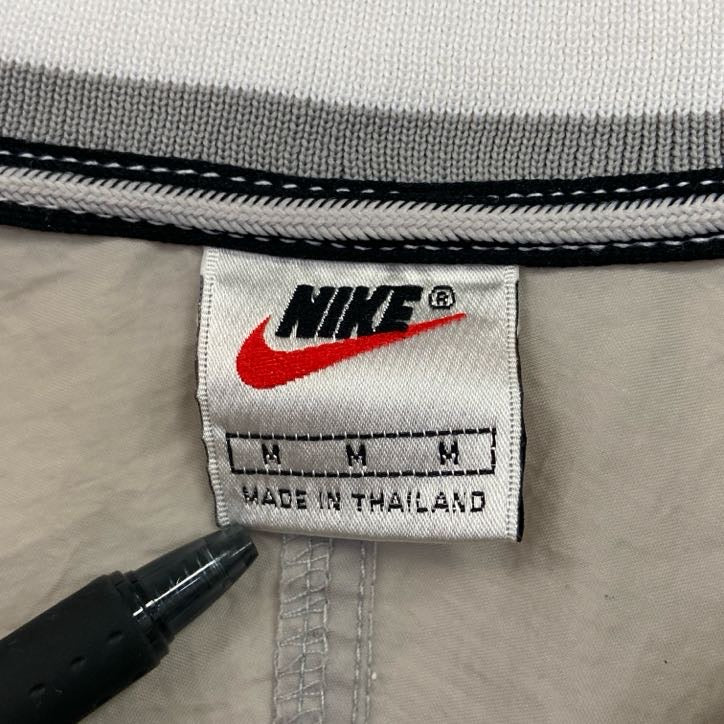 NIKE　ナイキ　ナイロンジャケット　プルオーバー　白　ホワイト　Mサイズ