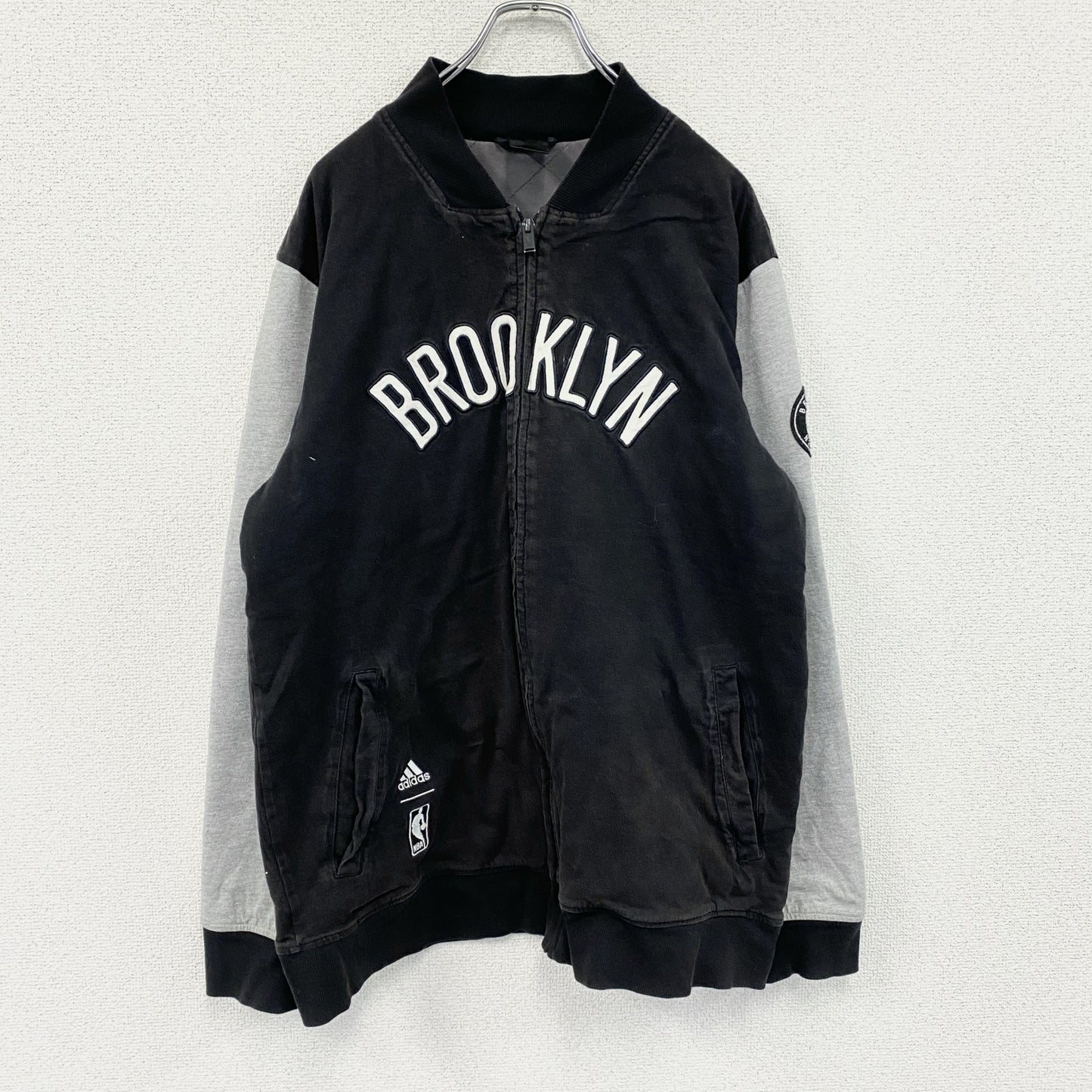 adidas　アディダス　NBA　BROOKLYN　ブルックリンネッツ　スタジャン/スタジアムジャケット　黒　ブラック