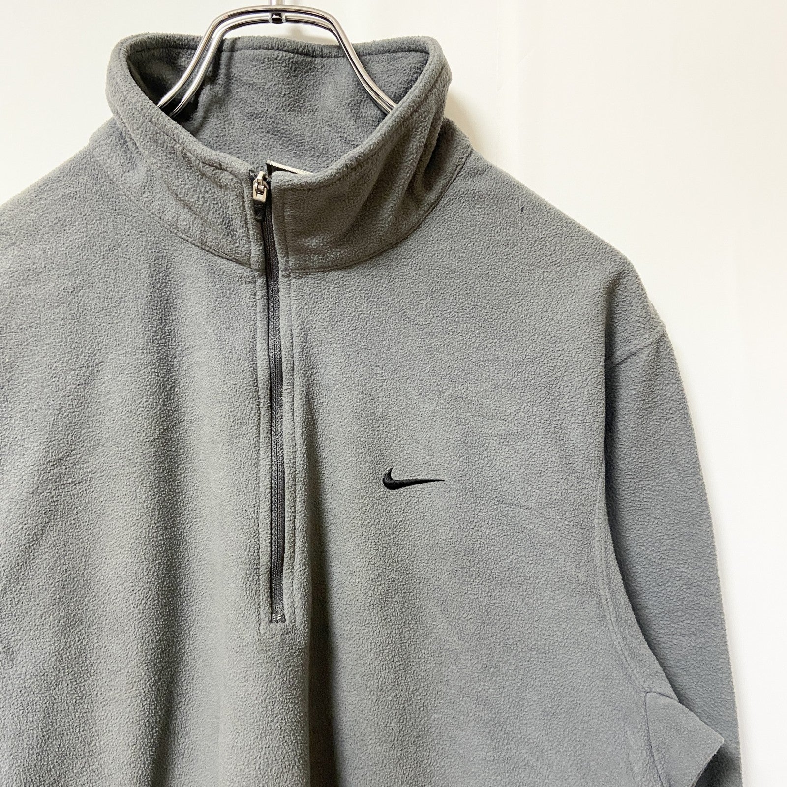 古着 used　NIKE FIT THERMA ナイキ　長袖ハーフジップフリースジャケット　ワンポイントロゴ刺繍　グレー　Mサイズ