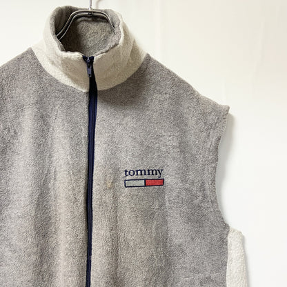 古着 used　TOMMY HILFIGER トミーヒルフィガー　フリースベスト　ワンポイント刺繍　グレー　ホワイト　ハイネック