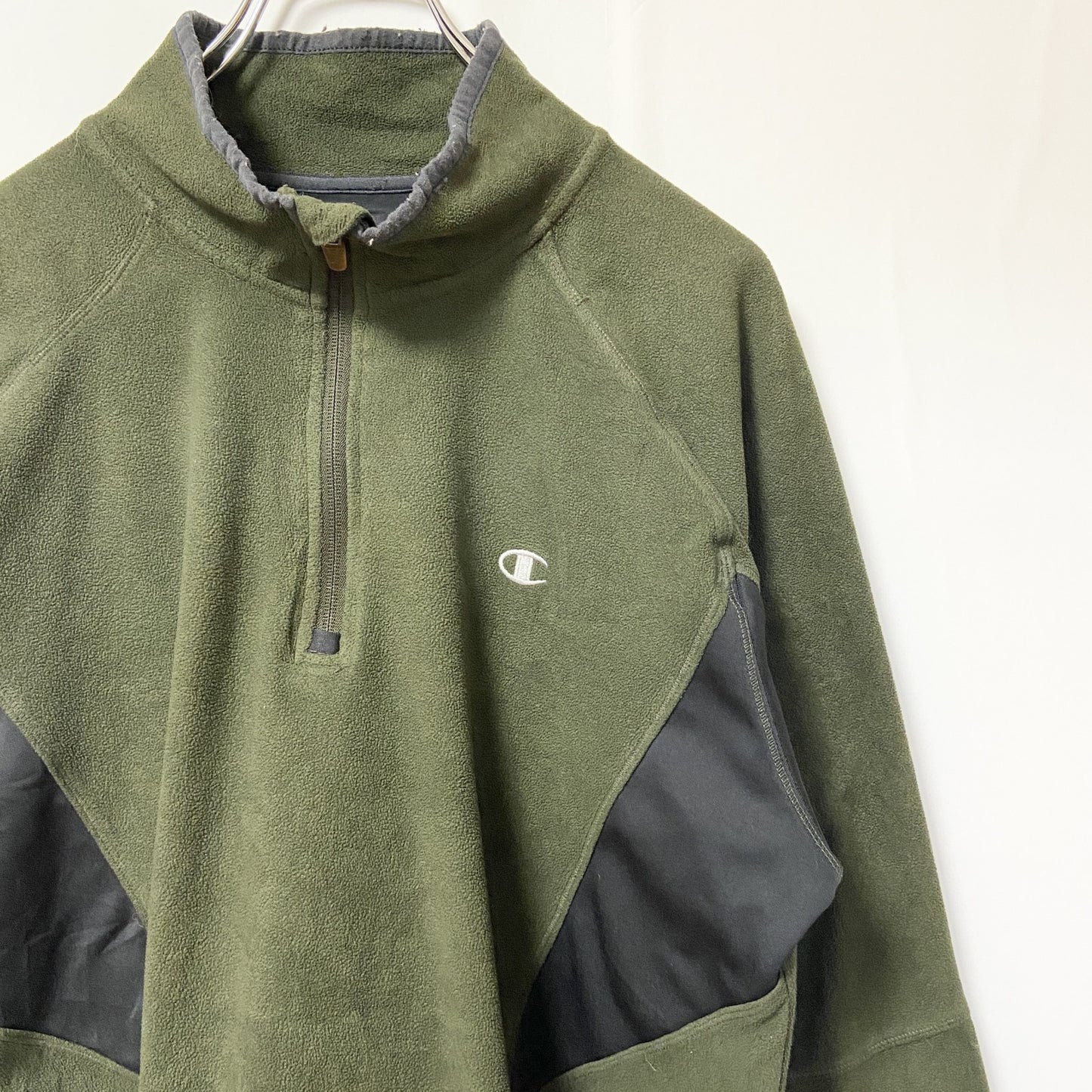 古着 used　Champion チャンピオン　長袖ハーフジップフリースジャケット　ワンポイントロゴ刺繍　カーキ　Mサイズ