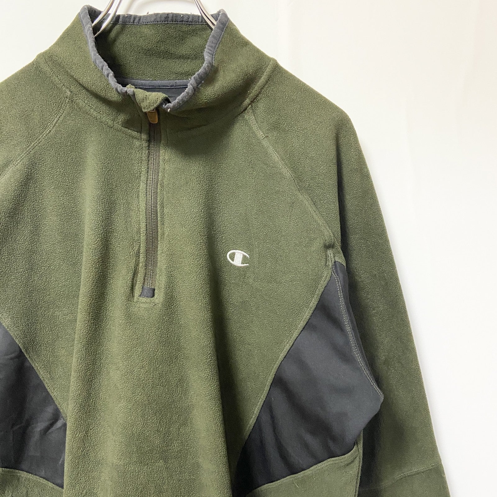 古着 used　Champion チャンピオン　長袖ハーフジップフリースジャケット　ワンポイントロゴ刺繍　カーキ　Mサイズ